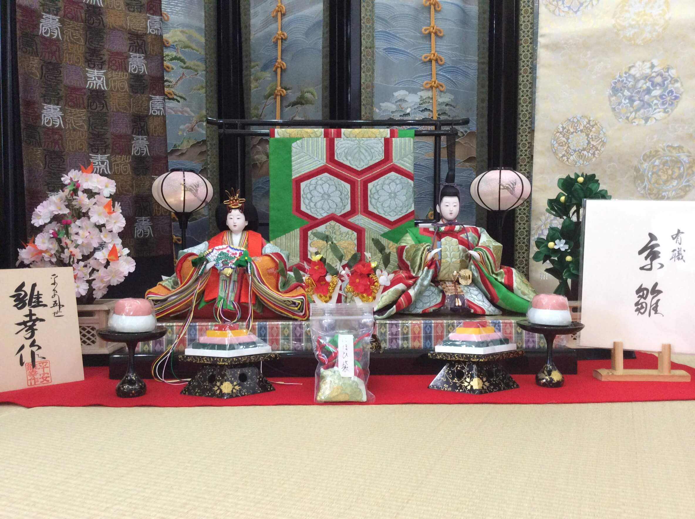 帯をひな人形に