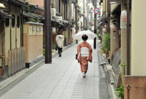 季節感で選ぶ着物の種類と選び方について解説します