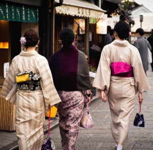 秋らしく見せる着物の色合わせ｜帯や小物で季節感を楽しむ