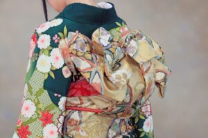 半衿の素材と柄で変わる印象の違い